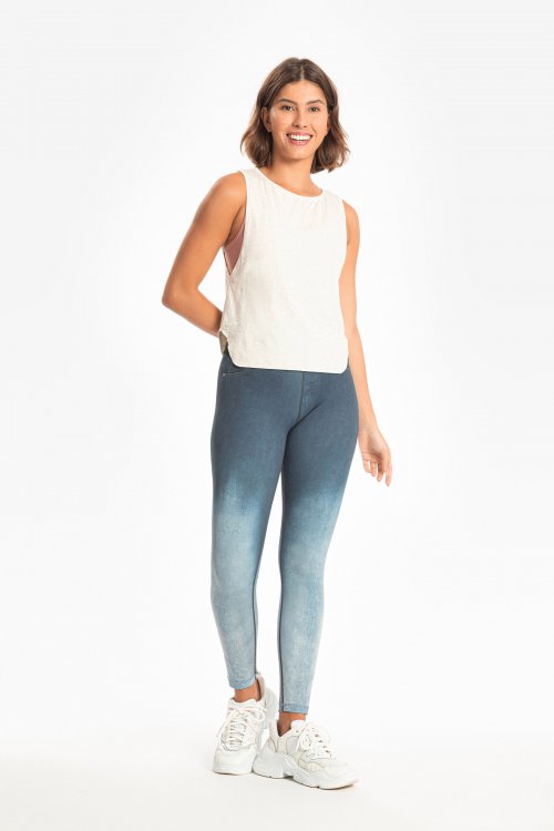 Regata Cropped LIVE! Signature Merge Light e Calça Legging Reversible Denim Maiorca Regata Cropped LIVE! Signature Merge Light e Calça Legging Reversible Denim Maiorca