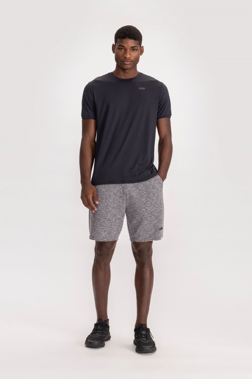 Camiseta Final Round Preto e Bermuda Liveliness Essential Mescla Camiseta Final Round Preto e Bermuda Liveliness Essential Mescla