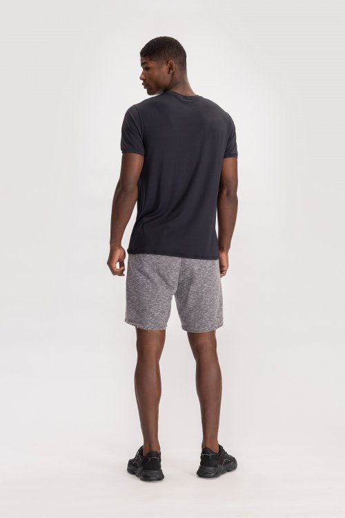 Camiseta Final Round Preto e Bermuda Liveliness Essential Mescla Camiseta Final Round Preto e Bermuda Liveliness Essential Mescla