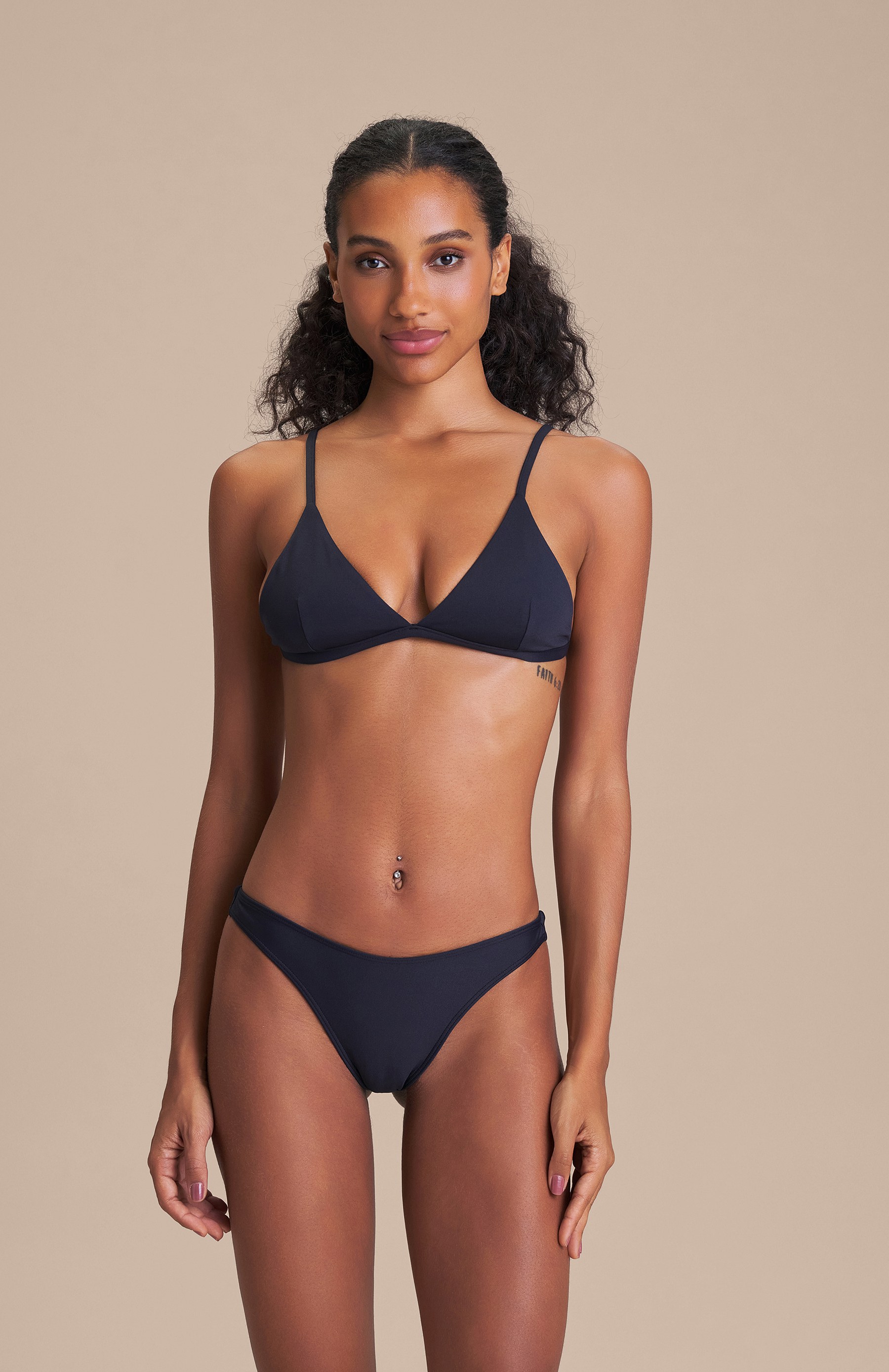 neo triangle essential noir black